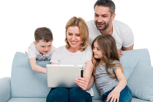 Tablet başında eğitim içeriği inceleyen mutlu aile
